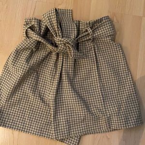 Aritzia size 4 short